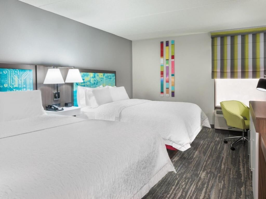 مكتب وستائر تعتيم ومكواة/لوح كي وأسرّة أطفال/رضّع (مجانًا)