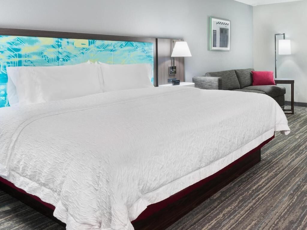 مكتب وستائر تعتيم ومكواة/لوح كي وأسرّة أطفال/رضّع (مجانًا)