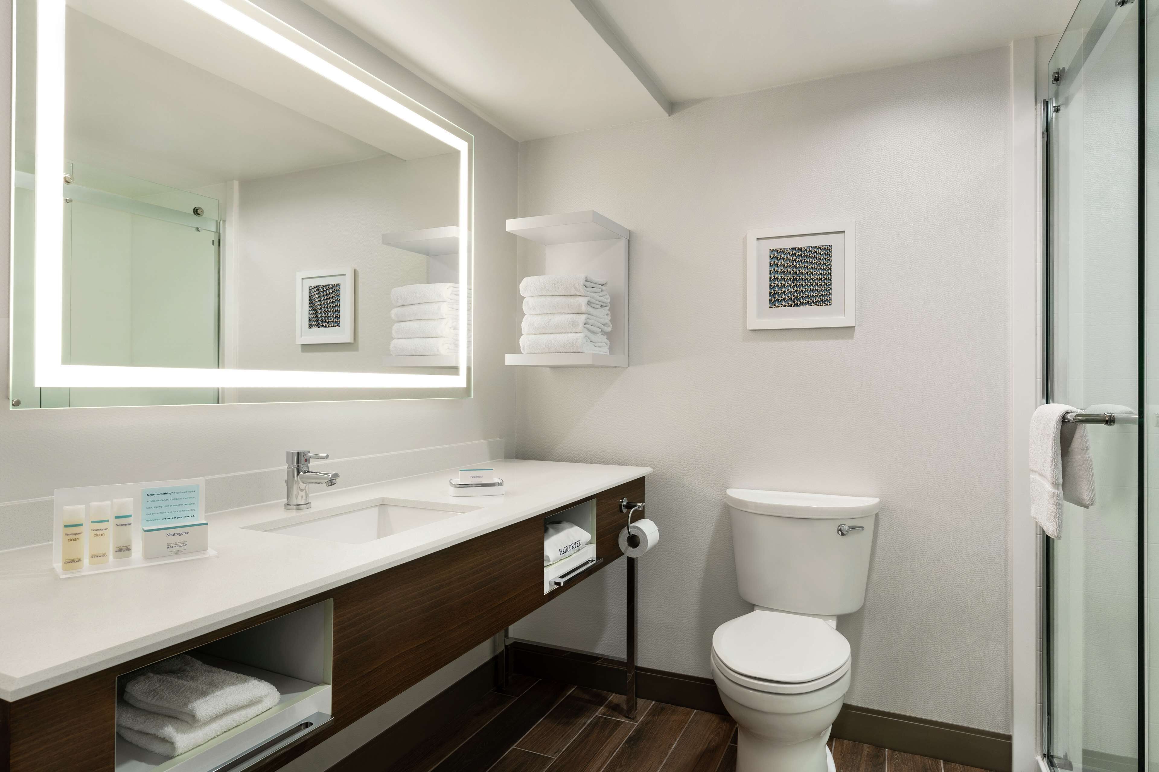 room, 1 king bed with sofa bed (study) | bathroom | combined shower/bathtub, eco-friendly toiletries, hair dryer, towels