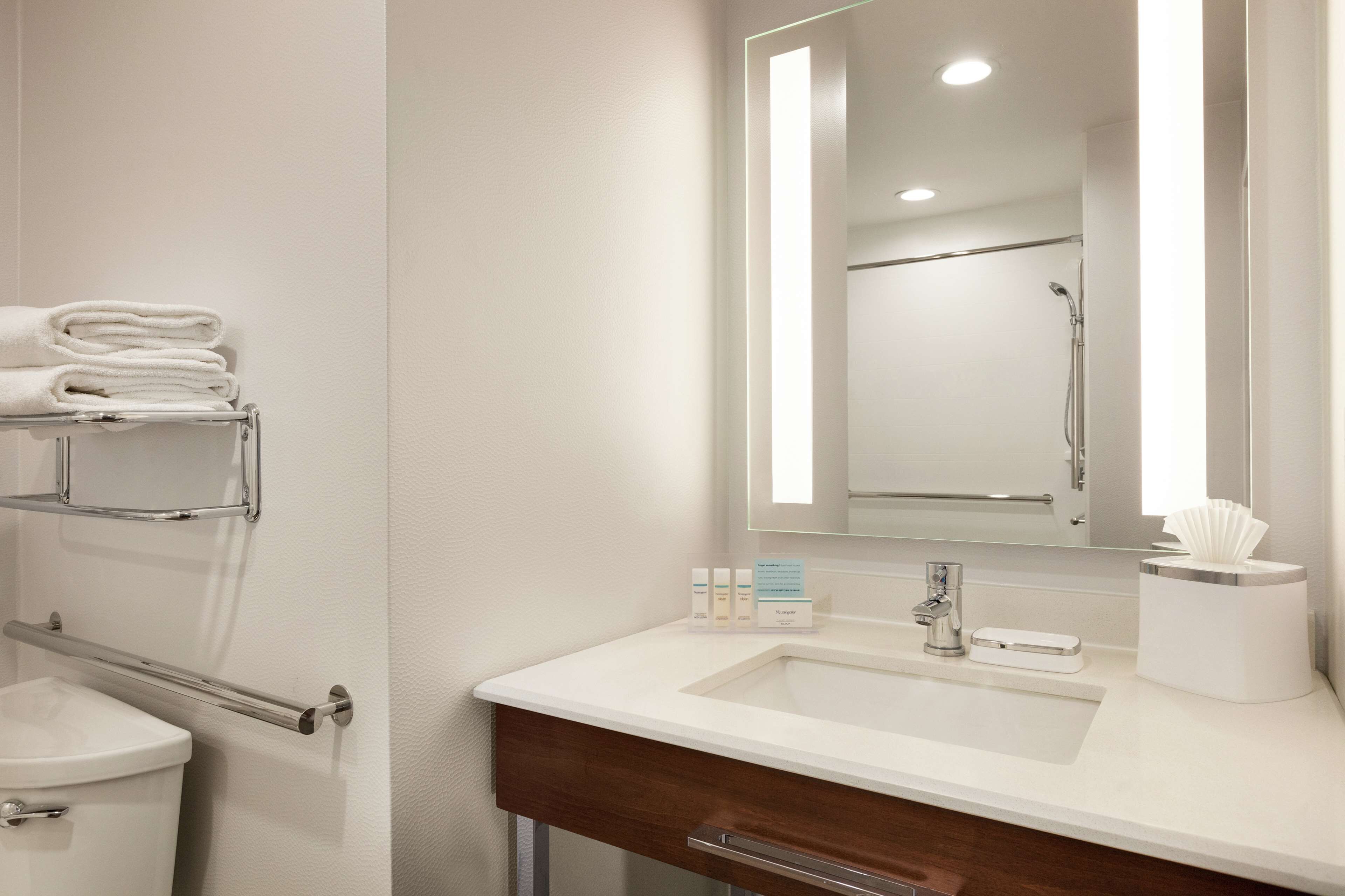 combined shower/bathtub, eco-friendly toiletries, hair dryer, towels