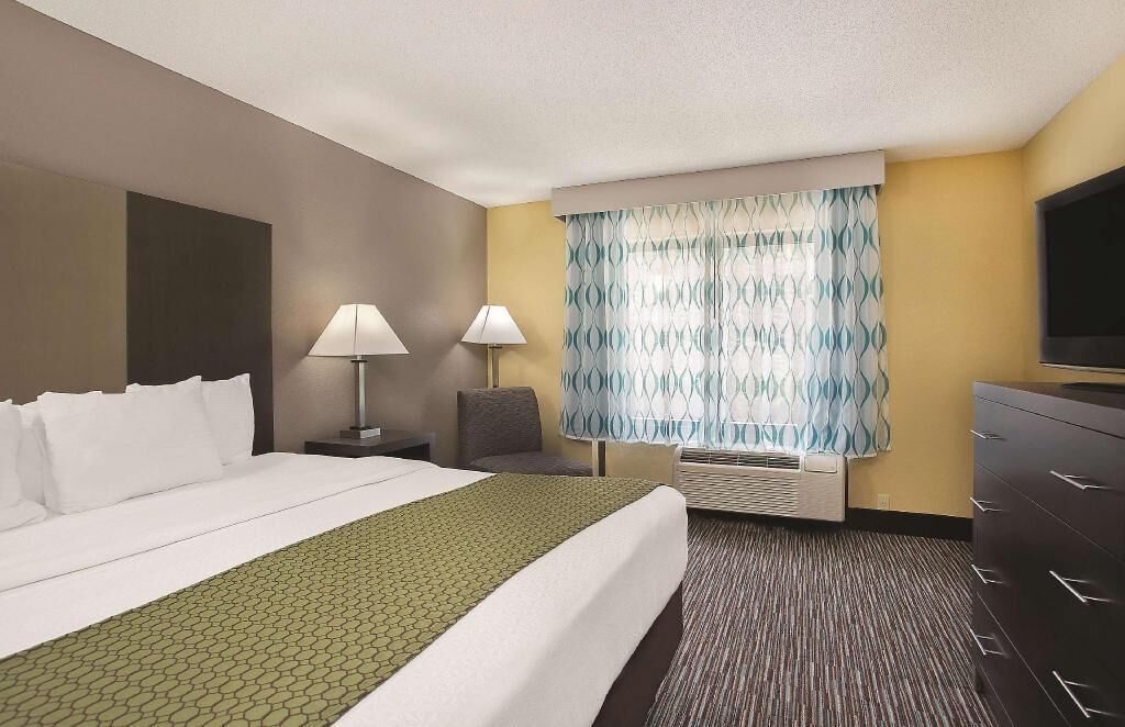 Premium bedding, in-room safe, desk, iron/ironing board