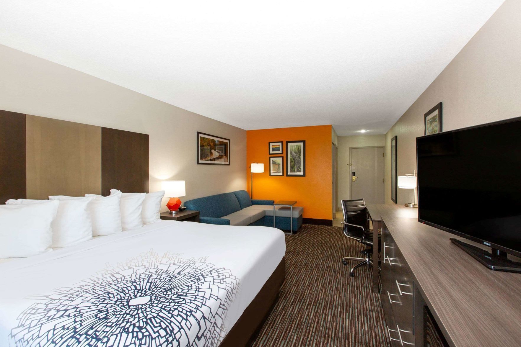 Premium bedding, in-room safe, desk, iron/ironing board
