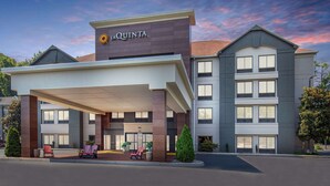 Un hotel de diseño moderno, con un acceso cubierto y varias ventanas.