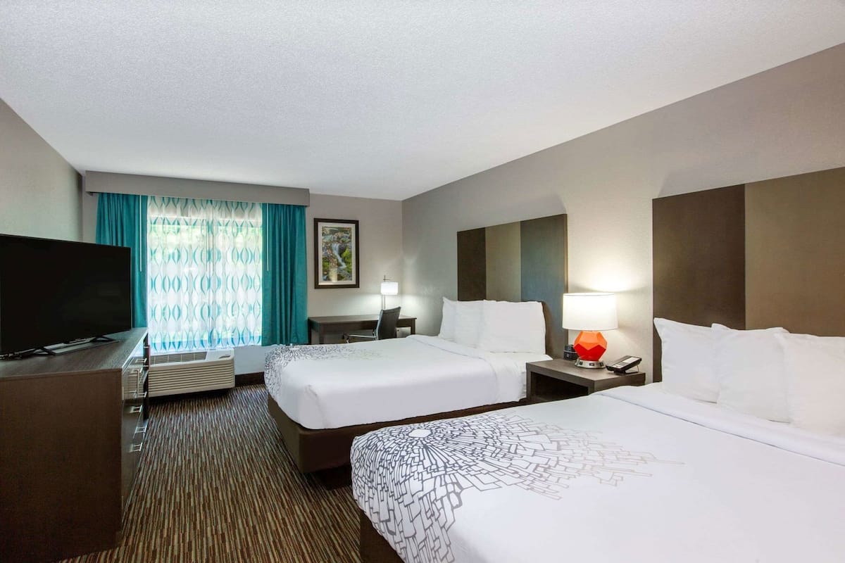 Premium bedding, in-room safe, desk, iron/ironing board
