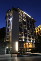 Un hotel a più piani con un cartello ben visibile che riporta la scritta "HOTEL ARCADIA BLUE".