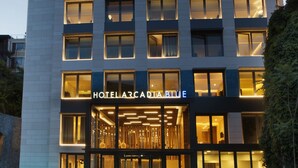 A modern hotel with a prominent entrance, multiple floors, and illuminated windows. - Hotel Arcadia Blue Istanbul (Istanbul)