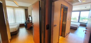Adjoining Sea View Room | Hành lang