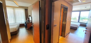 Adjoining Sea View Room | Hành lang