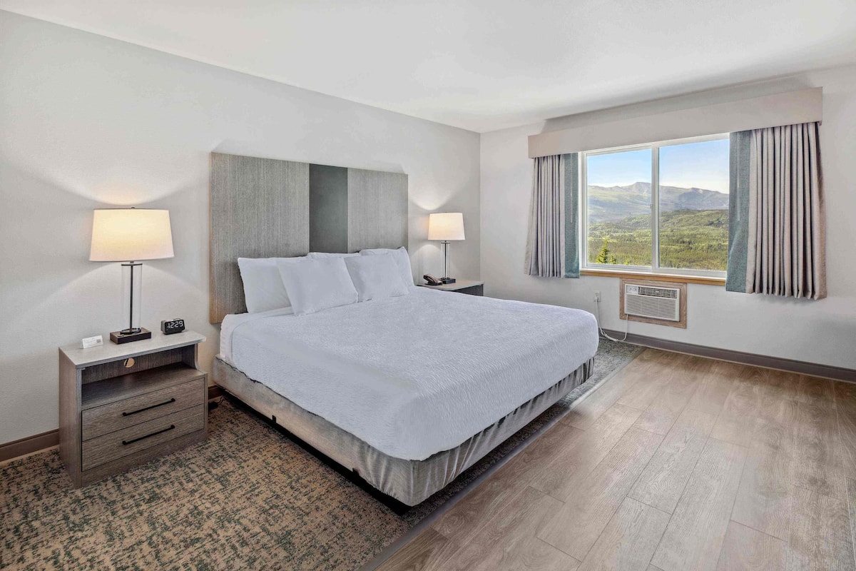 Habitación Deluxe, 1 cama King size | Escritorio, cortinas blackout y tabla de planchar con plancha