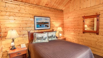 Cabin | Desk, blackout drapes, iron/ironing board, free WiFi