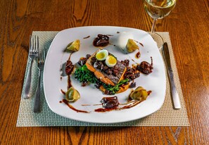 Breakfast and dinner served, American cuisine - Grande Denali Lodge (Denali National Park)