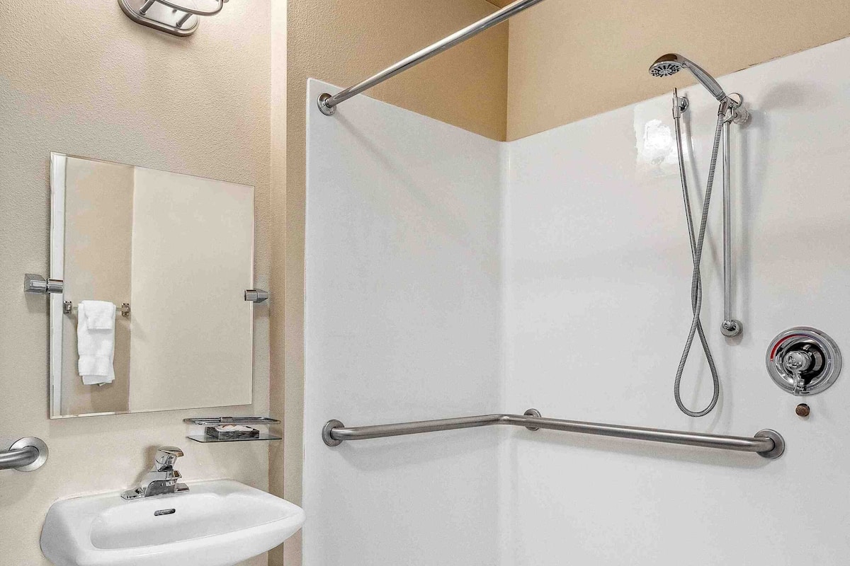 Habitación estándar, 2 camas Queen size, con acceso para personas discapacitadas | Baño | Regadera, secadora de cabello, toallas