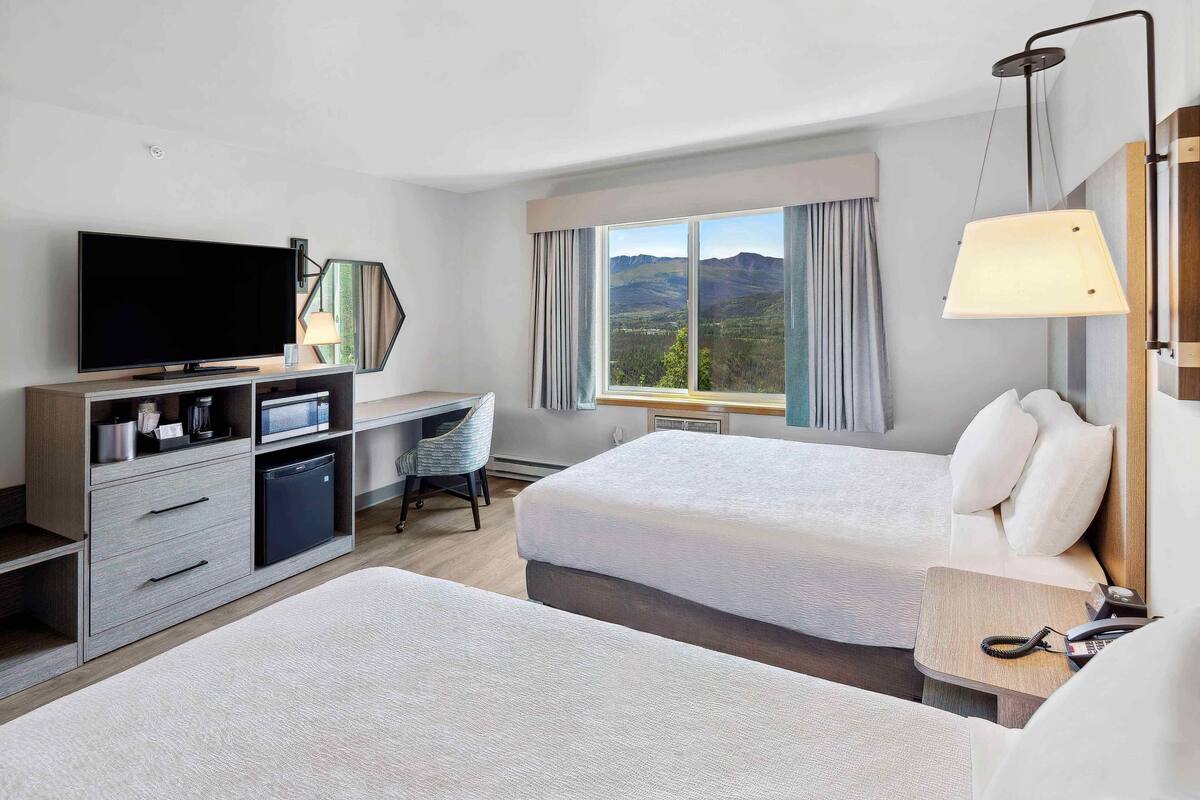 Deluxe-huone, 2 keskisuurta parisänkyä | Työpöytä, pimennysverhot, silitysrauta/-lauta, ilmainen Wi-Fi