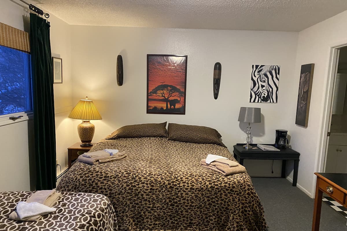 Basic-Dreibettzimmer, 1 Schlafzimmer, eigenes Bad (Africa) | Laptopgeeigneter Arbeitsplatz, Bügeleisen/Bügelbrett, kostenloses WLAN