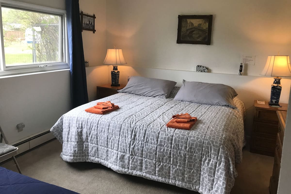 Basic-Doppelzimmer, 1 Schlafzimmer, Gemeinschaftsbad (Italy) | Laptopgeeigneter Arbeitsplatz, Bügeleisen/Bügelbrett, kostenloses WLAN