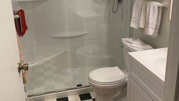 Tina con regadera, amenidades de baño gratuitas, toallas