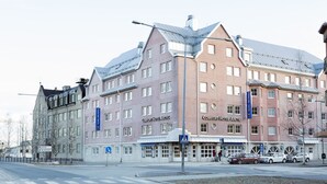 Un hotel de varios pisos con estilo arquitectónico clásico, con amplias ventanas y una entrada destacada.