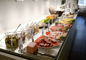 Free daily English breakfast 