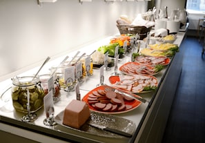 Free daily English breakfast