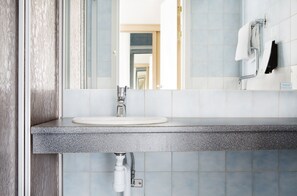 Habitación estándar, 1 cama doble | Baño | Ducha, secador de pelo, albornoces y toallas