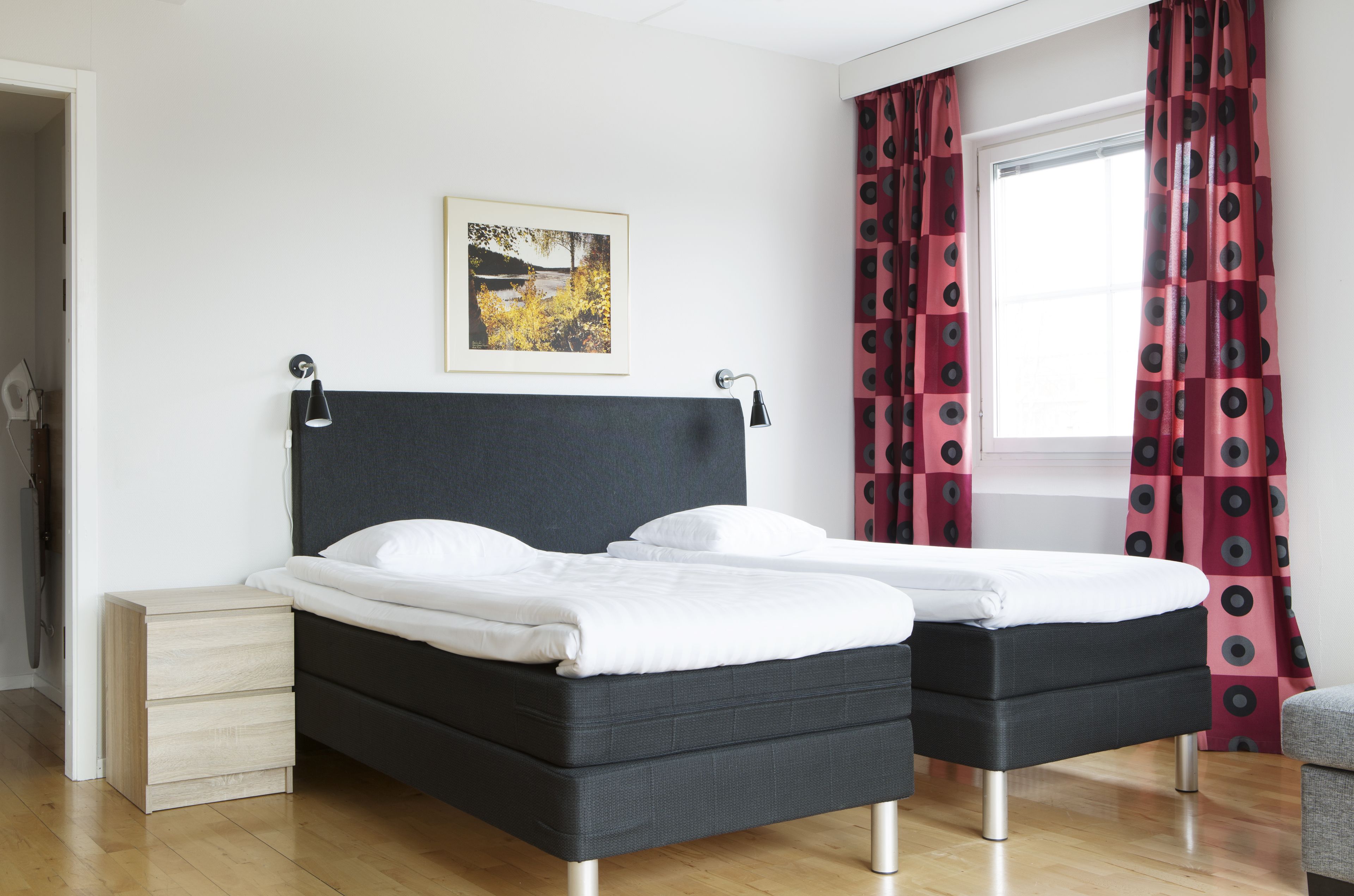 suite, 2 single beds, non smoking | premium bedding, desk, blackout curtains, soundproofing