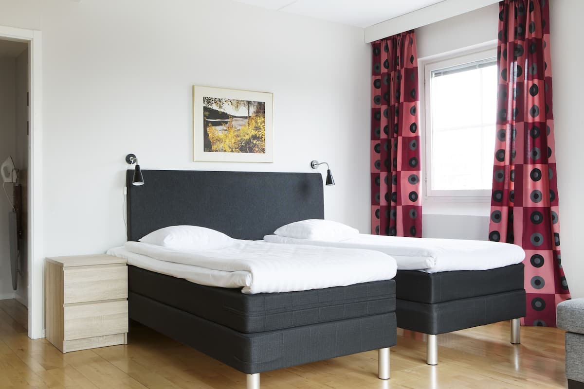 suite, 2 single beds, non smoking | premium bedding, desk, blackout curtains, soundproofing