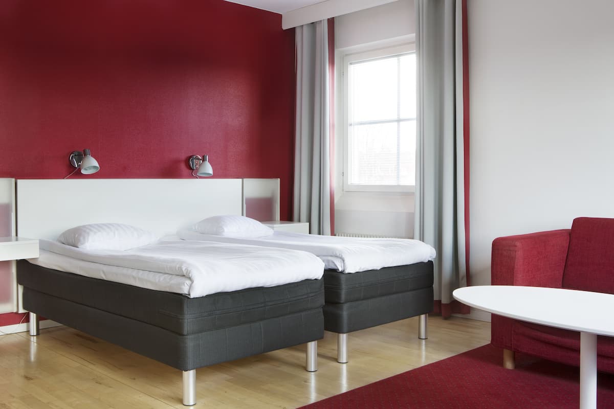 suite, 2 single beds, non smoking | premium bedding, desk, blackout curtains, soundproofing