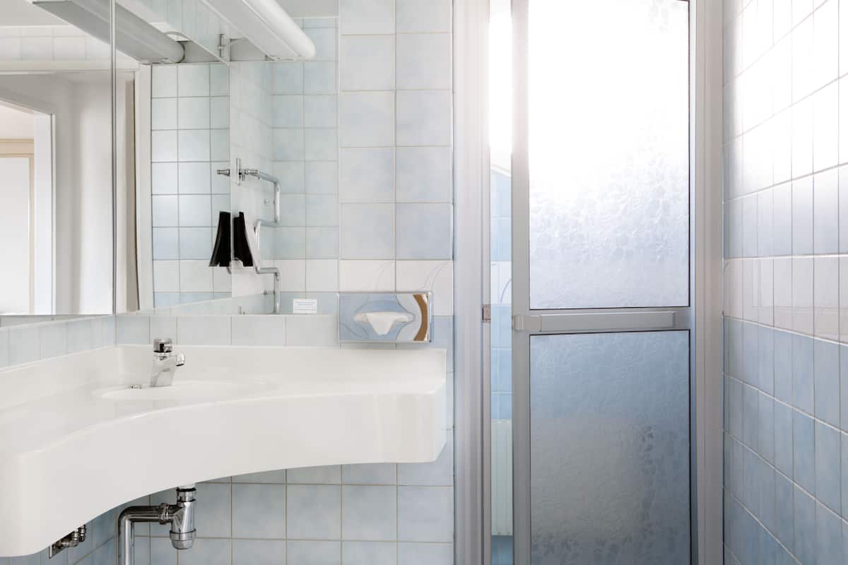 suite, 2 single beds, non smoking | bathroom | shower, hair dryer, dressing gowns, towels