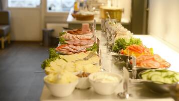 Free daily English breakfast