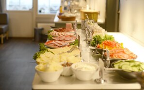Free daily English breakfast 