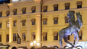 Vista frontal de la propiedad por la tarde o noche