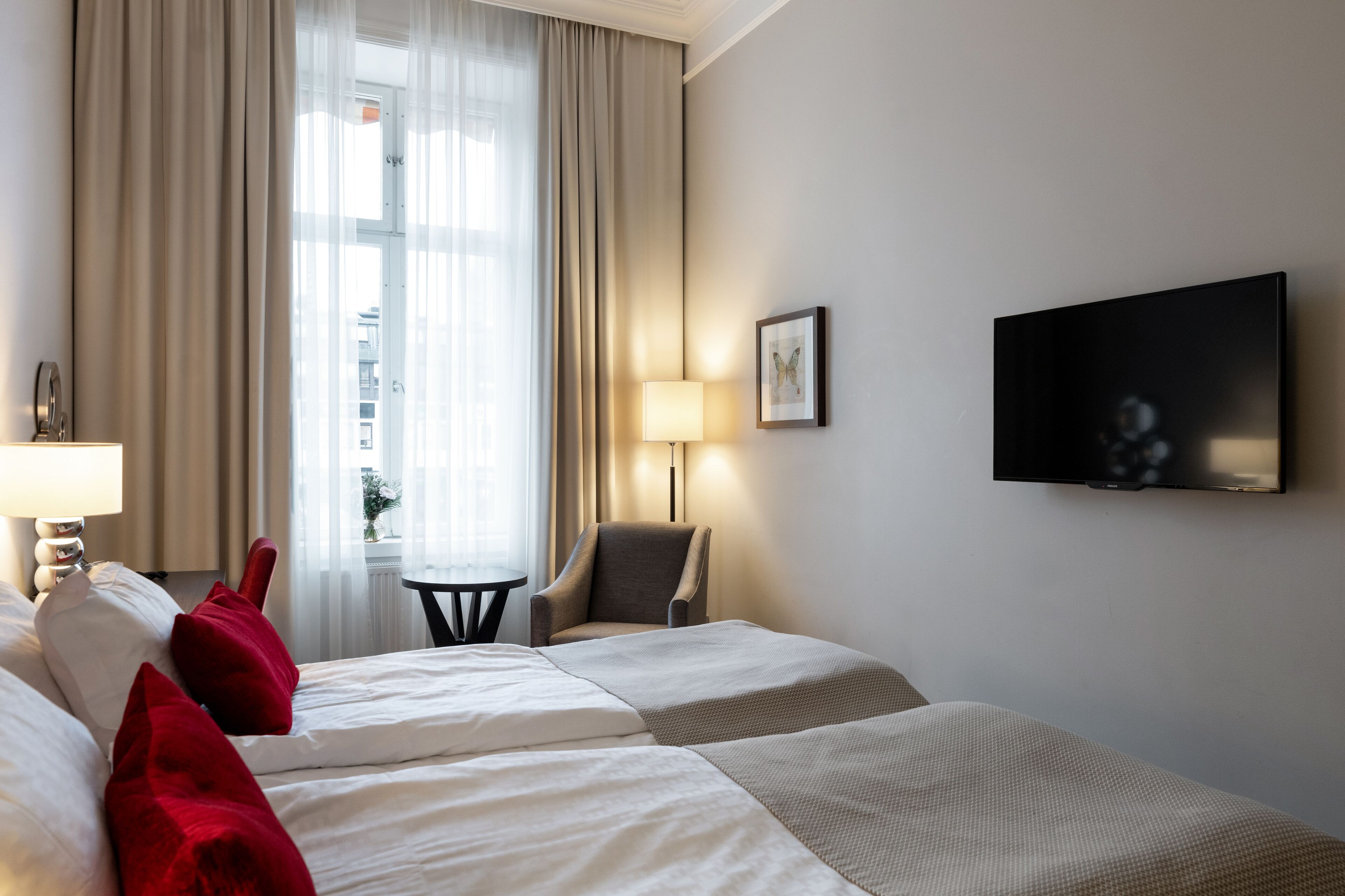 superior room | minibar, individually decorated, individually furnished, desk