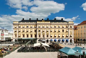A historic building with a central entrance, multiple windows, and a flag. - Elite Stora Hotellet Linköping (Linkoping)