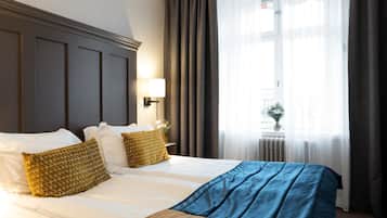 Standard Double Room | Minibar, individually decorated, individually furnished, desk