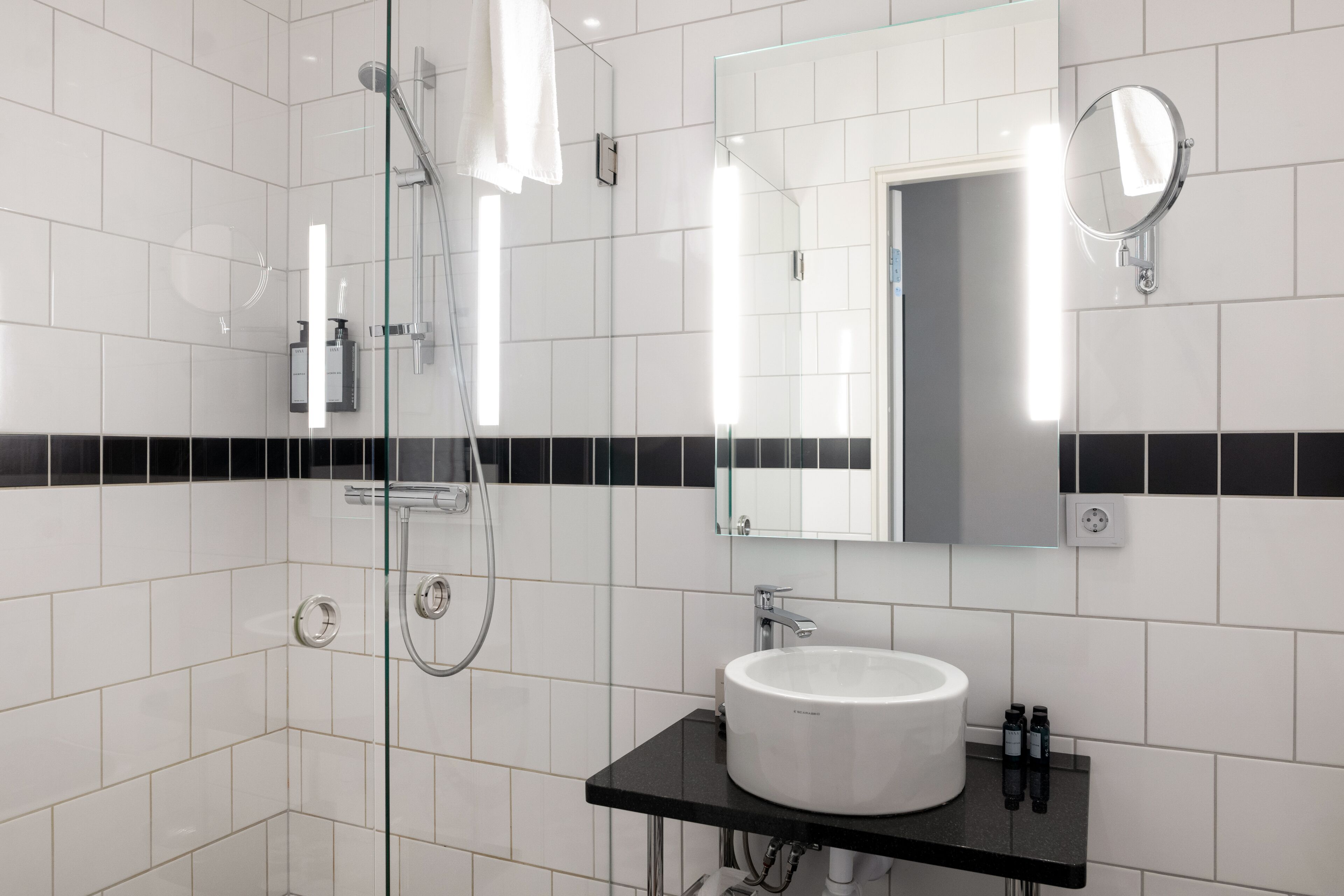 superior room | bathroom | free toiletries, hair dryer, towels
