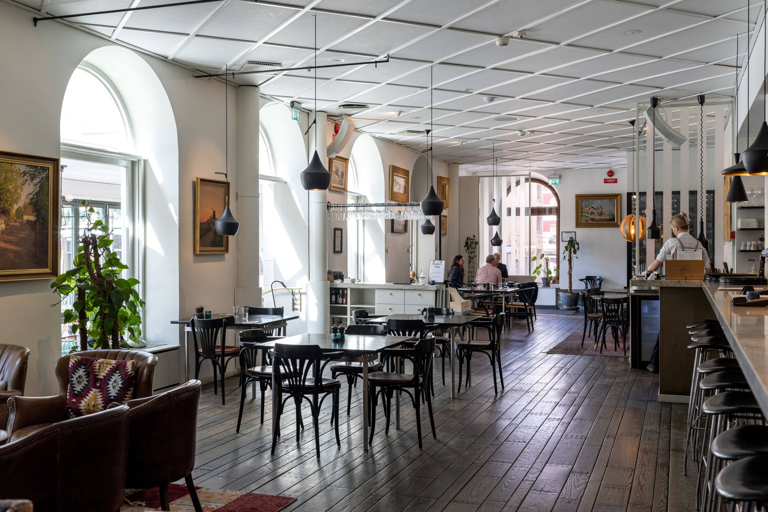 供应午餐和晚餐