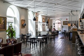 供應午餐及晚餐