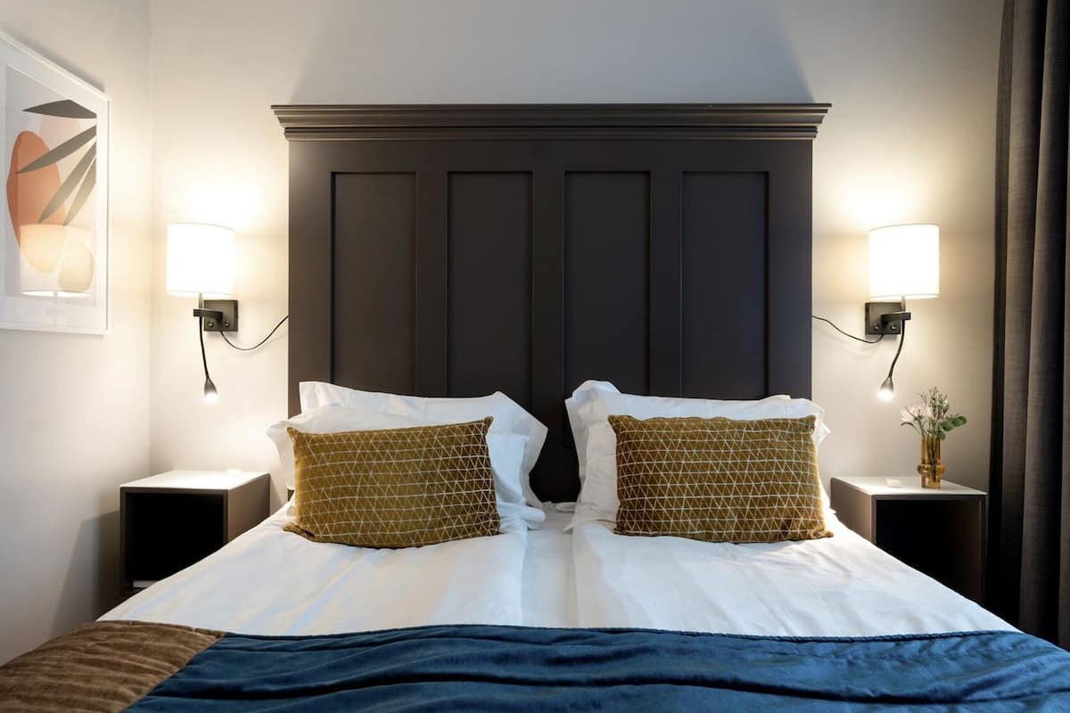 standard double room | minibar, individually decorated, individually furnished, desk