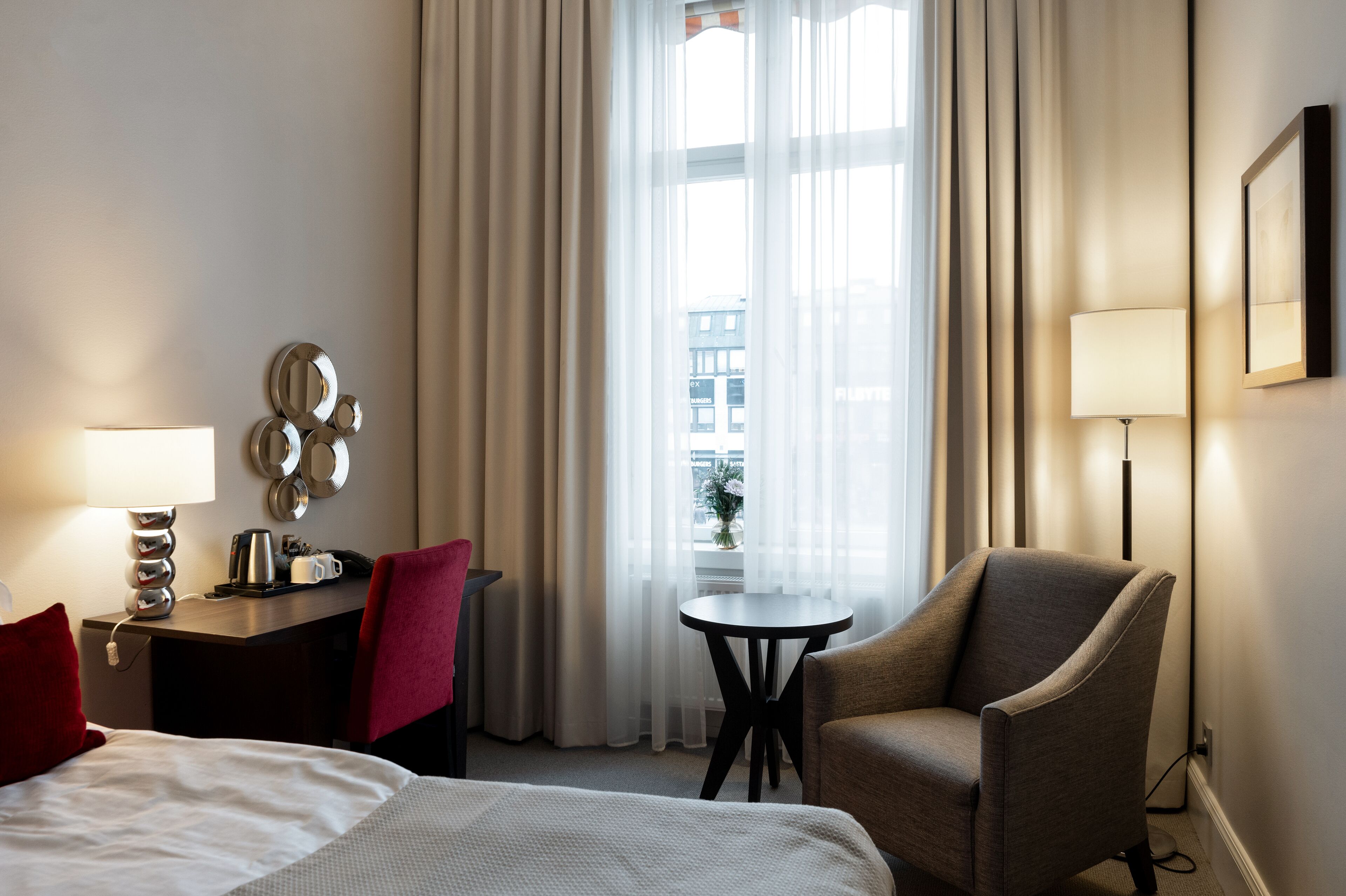 standard double room | minibar, individually decorated, individually furnished, desk