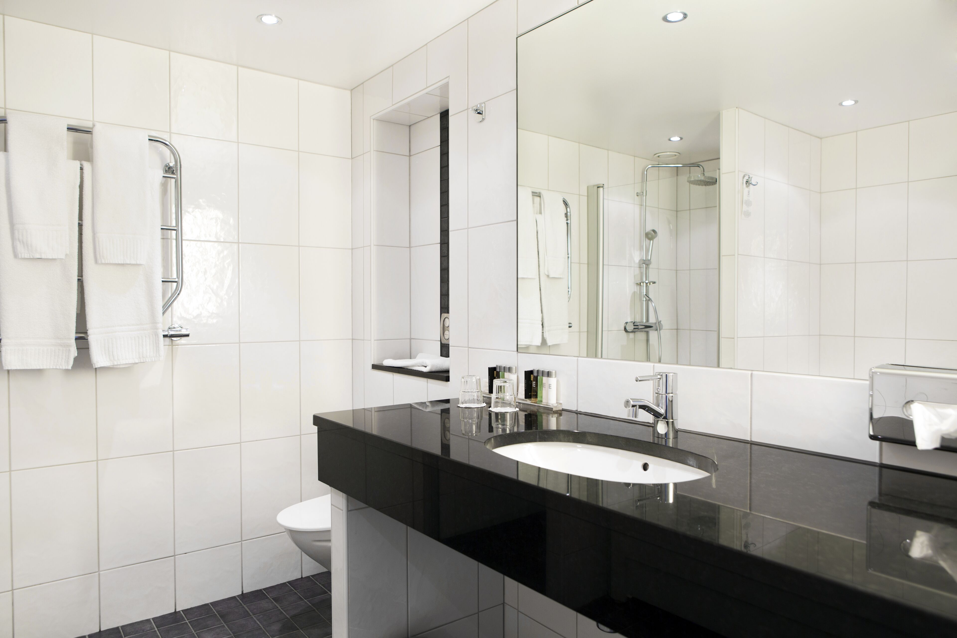 deluxe room | minibar, individually decorated, individually furnished, desk