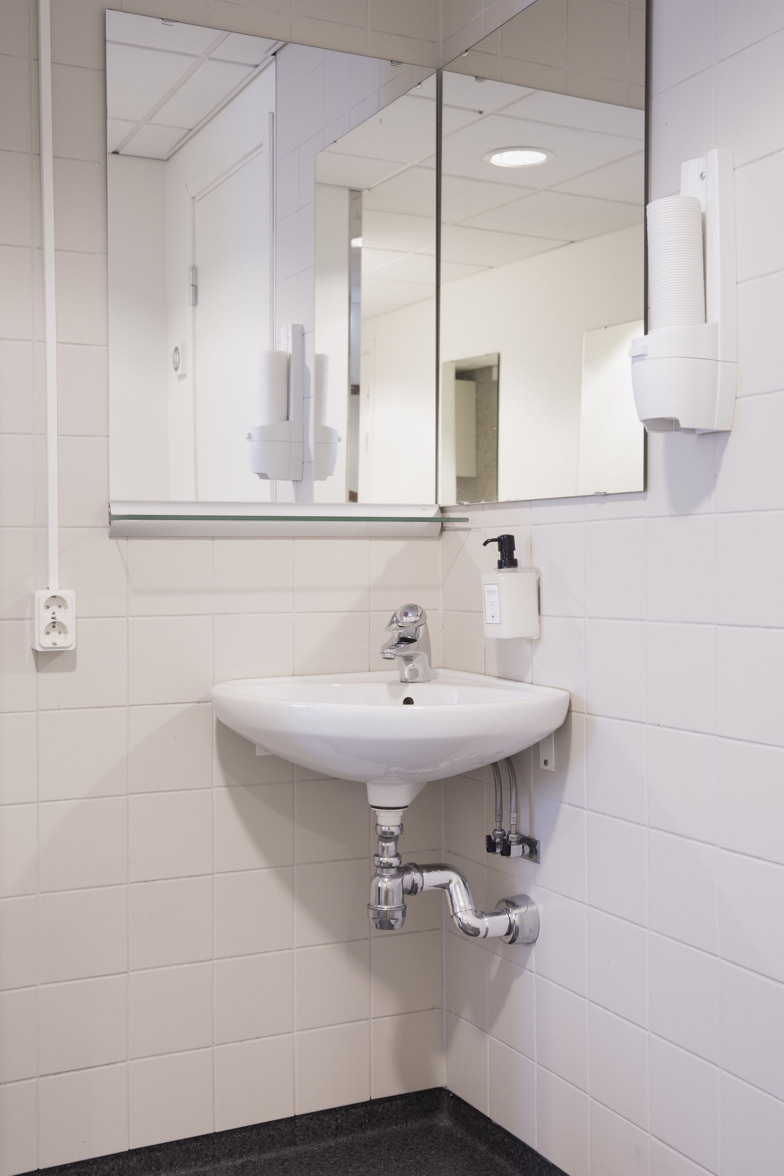 standard cabin, 2 single beds, non smoking | bathroom | shower, hair dryer, towels