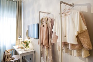 Ropa de cama hipoalergénica, caja fuerte, escritorio y cortinas opacas