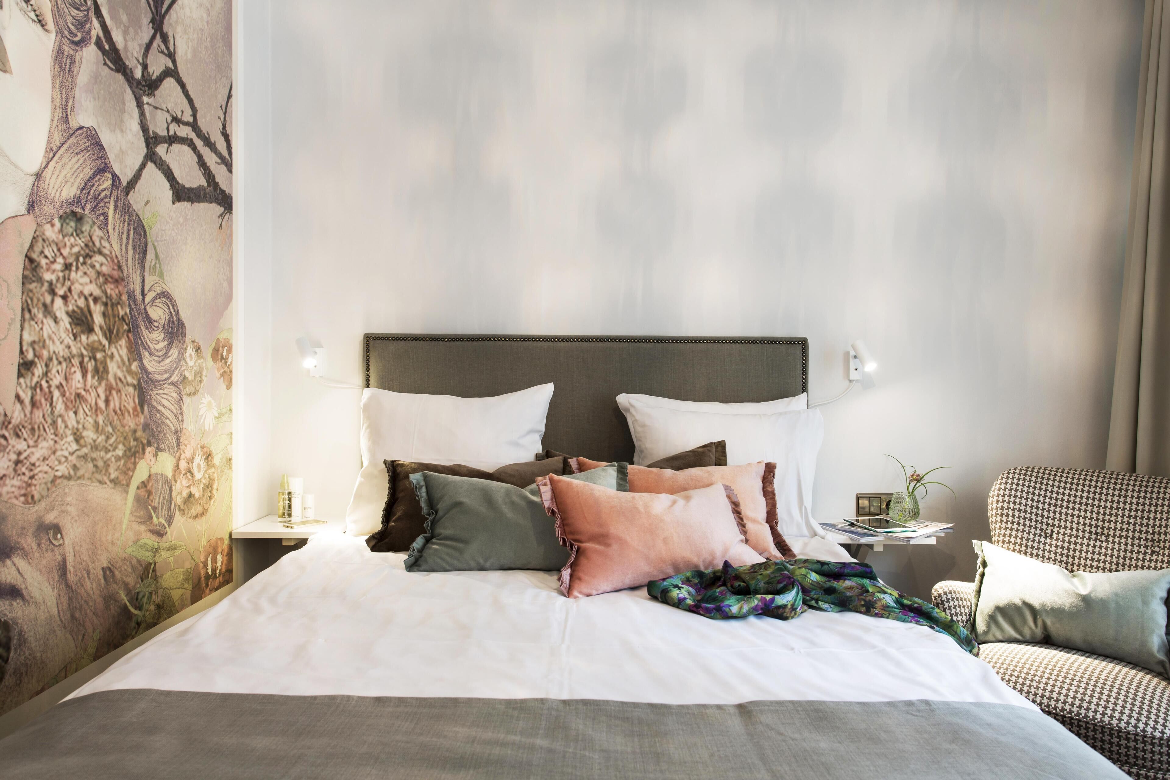 Standardrum - 1 queensize-säng - icke-rökare (Small double room) | Allergitestade sängkläder, värdeförvaringsskåp på rummet och skrivbord