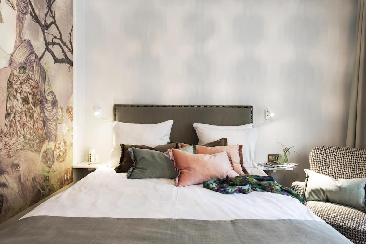 Standardrum - 1 queensize-säng - icke-rökare (Small double room) | Allergitestade sängkläder, värdeförvaringsskåp på rummet och skrivbord