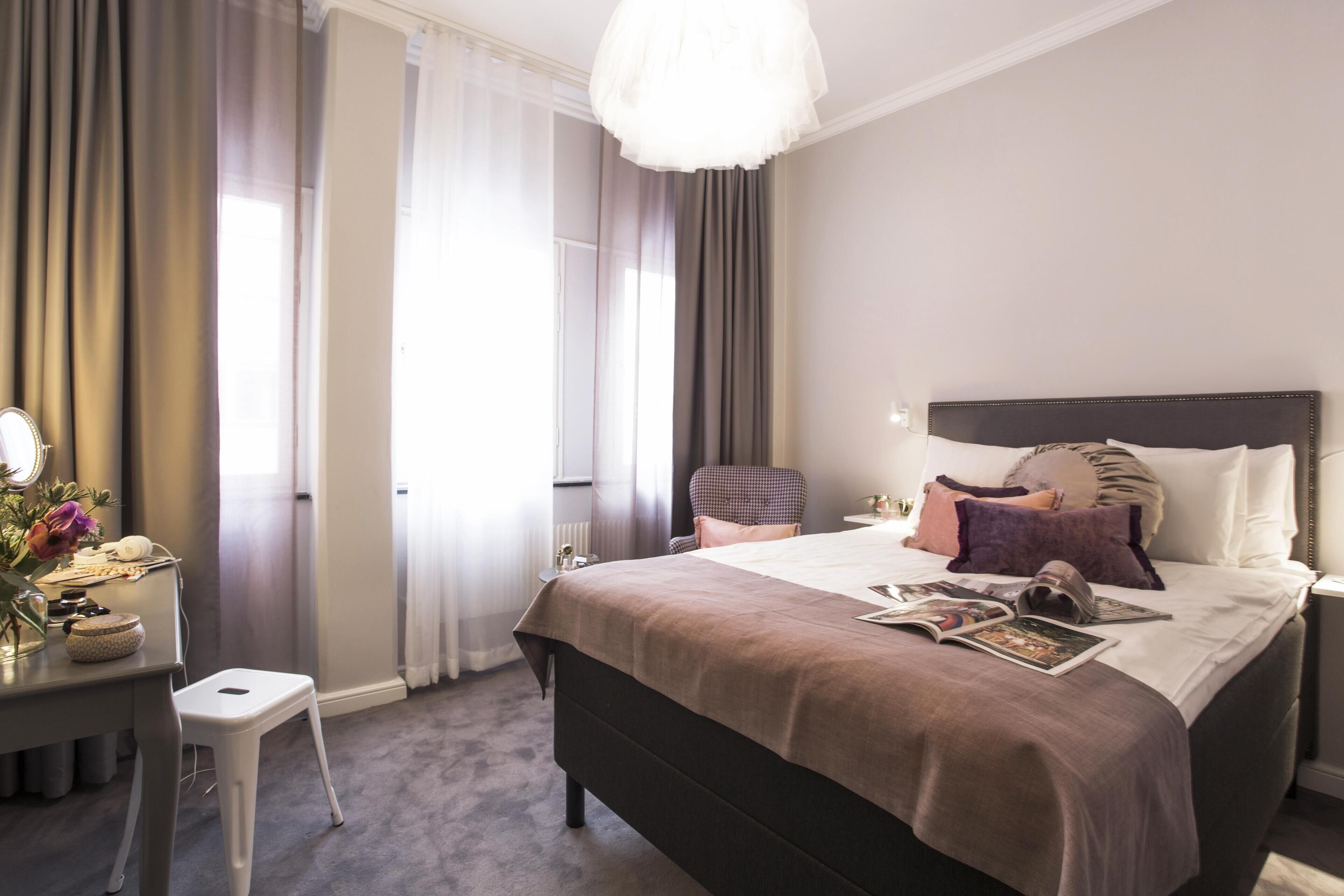 ห้องสแตนดาร์ด, เตียงควีนไซส์ 1 เตียง, ปลอดบุหรี่ (Small double room) | เครื่องนอนป้องกันสารก่อภูมิแพ้, ตู้นิรภัยในห้องพัก, โต๊ะทำงาน