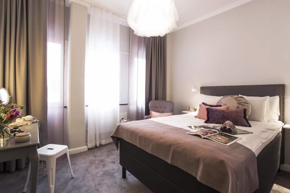 Standard Room, 1 Queen Bed, Non Smoking (Small double room) | Hypo-allergenic bedding, in-room safe, desk, blackout curtains