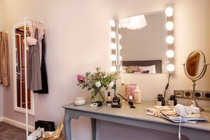 스탠다드룸, 퀸사이즈침대 1개, 금연 (Small double room) | 저자극성 침구, 객실 내 금고, 책상, 암막 커튼
