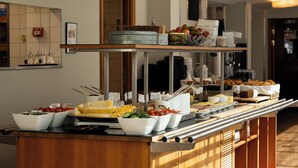 Un buffet proposant une variété de plats et d’ustensiles.