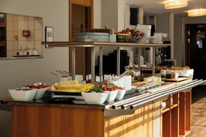 Café da manhã com buffet grátis todos os dias