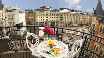 Suite, 1 Queen Bed, Non Smoking, Balcony (Living Room) | Iron/ironing board (on request), WiFi (free), individually decorated